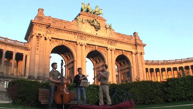 Spontaneous music in Cinquantenaire Parc